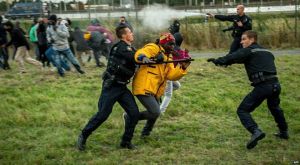 _84581489_calais_pepperspray_afp